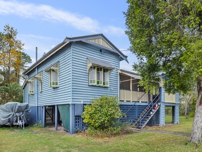 Bring the tools! Queenslander home on a large 1,783sqm block!!!