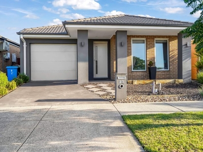 75 Aquatic Drive, Cranbourne West, VIC 3977