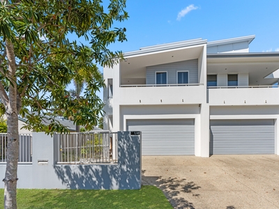 SPACIOUS DUPLEX MINUTES TO THE BEACH