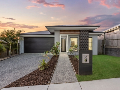 Modern, Spacious Simonds Home Perfect as First Home or Investment!