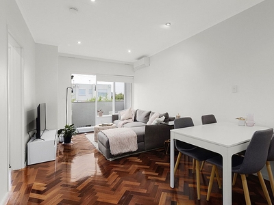 Stylish Top-Floor Apartment in Vibrant Melbourne Suburb