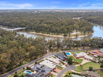 Seamless views of the Murray River