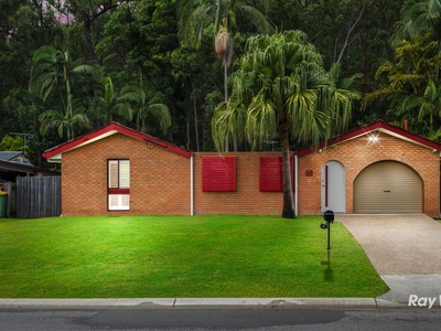1,363m2 Backing onto Springwood Conservation Park. Beautifully Renovated.