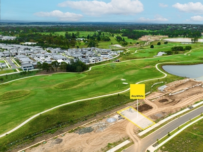 GOLF COURSE & LAKESIDE VIEWS IN GLEDSWOOD HILLS.