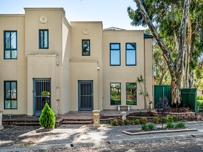 TORRENS TITLED - Leafy suburban oasis: Contemporary elegance, modern convenience