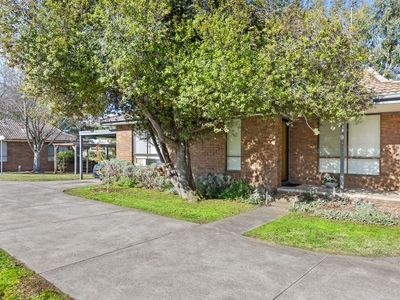 UPDATED UNIT WITH LEAFY OUTLOOK IN PRIME BALLARAT EAST LOCALE