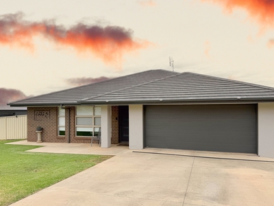 Welcome Home to 3 Willow Place, Parkes