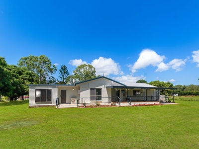 Alligator Creek Gem: Spacious Family Home with Large Sheds!