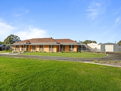 FIVE BEDROOM FAMILY HOME WITH EXTENSIVE SHEDDING ON 1 ACRE (APPROX) 15MINS FROM BALLARAT CBD