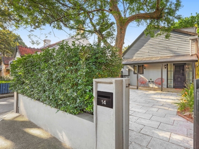 Modern comfort & lifestyle convenience in wide tree-lined street