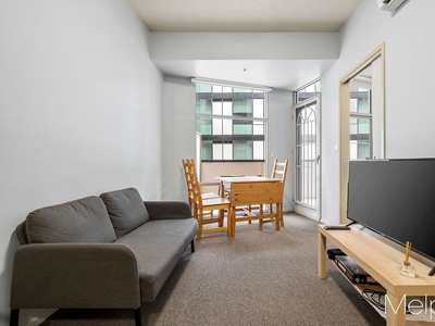 Courtyard Apartment Opposite Lincoln Park