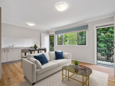 Renovated 1 bedroom apartment in the heart of Yeronga!