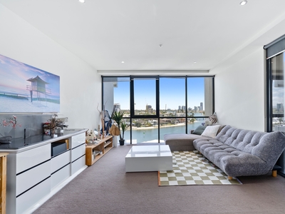 WATERFRONT APARTMENT IN SURFERS PARADISE