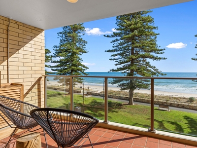 Perfectly located apartment overlooking Glenelg Beach!