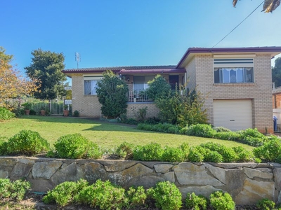 1 Crichton Crescent, Young, NSW 2594