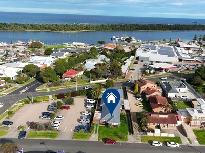 PERFECTLY POSITIONED UNIT IN LAKES ENTRANCE TOWN CENTRE!