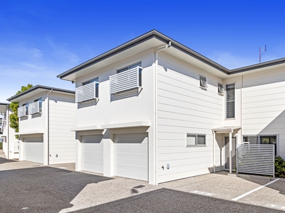 Charming 2-Bedroom Townhouse with Stunning Views in Mount Coolum - Ideal for Investors!