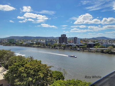 LIVE RIGHT IN THE CENTRE OF SOUTH BRISBANE! READY TO MOVE IN!