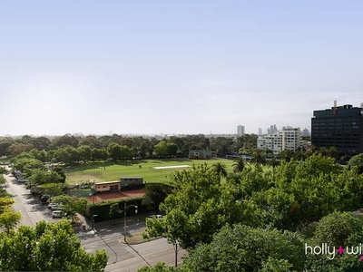 Penthouse with Private Rooftop Courtyard opposite Fawkner Park