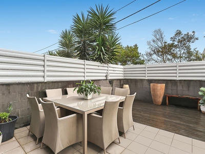 Stylish One Bedroom Courtyard Apartment In Vibrant Cammeray