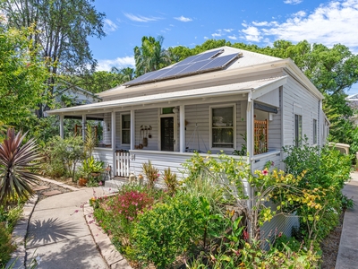 Warm Country Home, A Minutes Walk from Town