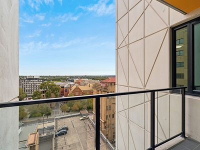Chic 2-Bedroom in Adelaide's East End: Modern & Convenient