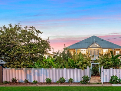 Renovated and Extended Queenslander on 810m2