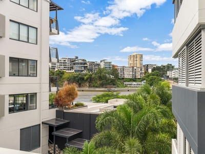 Stunning, spacious, and river-facing two-bedroom apartment in the highly sought-after Kangaroo Point!