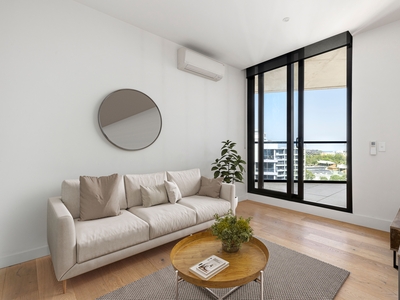 Top-Floor Apartment with Port Phillip Bay and Albert Park Views