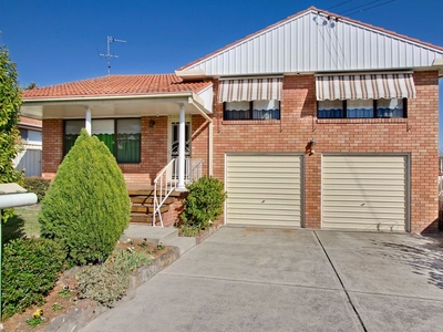 CENTRALLY LOCATED HOME, EASY WALK TO CBD & THE LAKE, ALMOST LEVEL BLOCK
