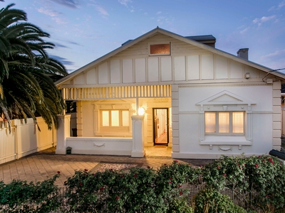 Come For The Charm, Stay For The City, Bay & Westside Bikeway In A Big, Flexible Bungalow