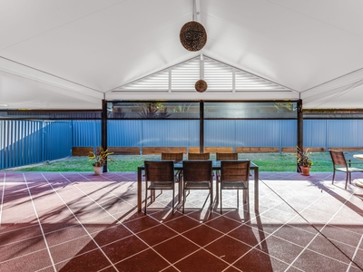 Modern Renovated Stunner - 6m x 9m shed - Side Access - Huge Entertaining Area