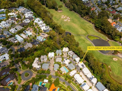 GOLF COURSE FRONTAGE - IMMACULATE TOWN HOUSE