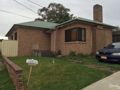 8 Wood Street, Fairfield NSW 2165 - House For Lease