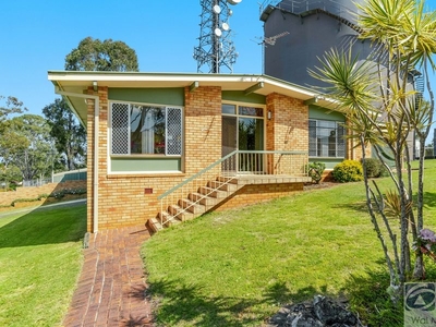 LARGE FAMILY HOME - CORNER BLOCK