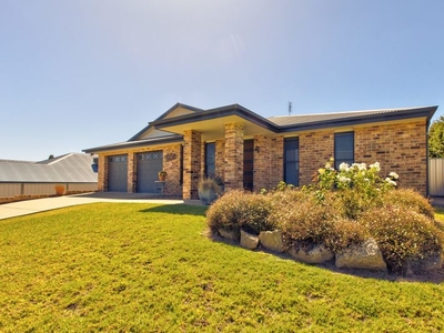 10 Settlers Place, Young, NSW 2594