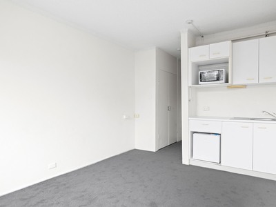 Affordable studio in leafy Chippendale