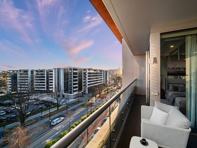 Gateway to City Living: Modern Apartment, Iconic Outlook