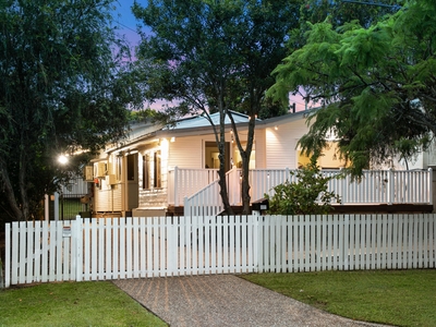 LOW-SET HOME IN A PEACEFUL POSITION