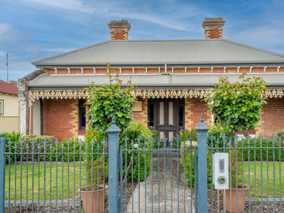 Period Style Home In The Heart Of Seymour
