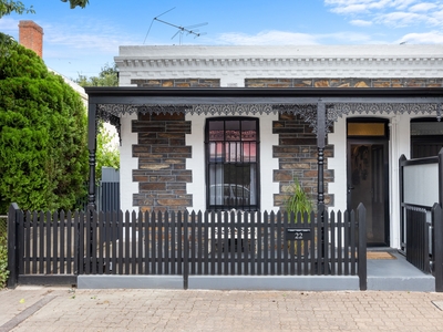 Gorgeous Bluestone Fronted Cottage - Quintessential City Living!