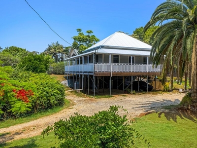 START BID $950K - TIMED AUCTION. Potential, Potential, Potential - Character Queenslander located in Federal Village