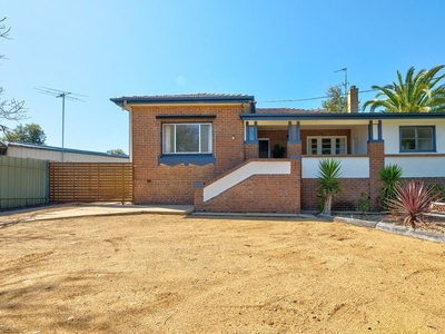 1 Whiteman Avenue, Young, NSW 2594