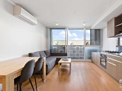 Ultra-Stylish Entertainer with South Melbourne Sophistication