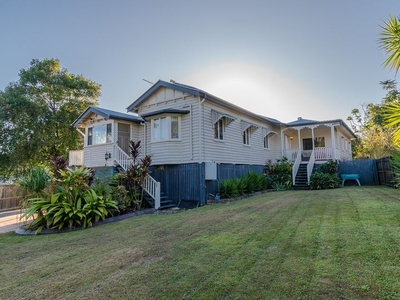 Queenslander Charm With Walk To Town Convenience