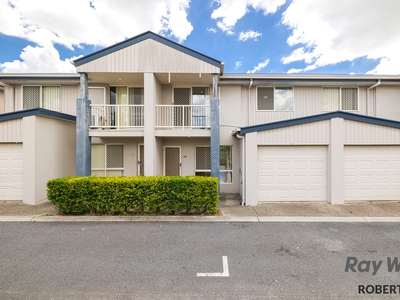 3-BEDROOM TOWNHOUSE IN SMALL NEIGHBOURLY COMPLEX!