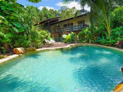 Fabulous alfresco living nestled within lush tropical gardens!