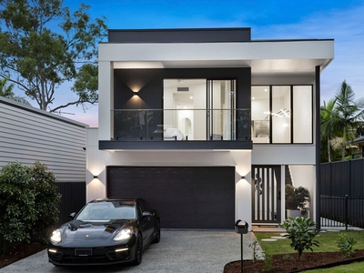 Prestigious new home in quiet family neighbourhood