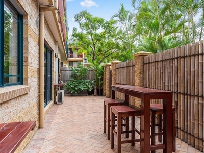 Giant 172sqm courtyard home with direct garage access