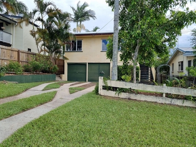 53 Griffith Road, Scarborough QLD 4020 - House For Lease
